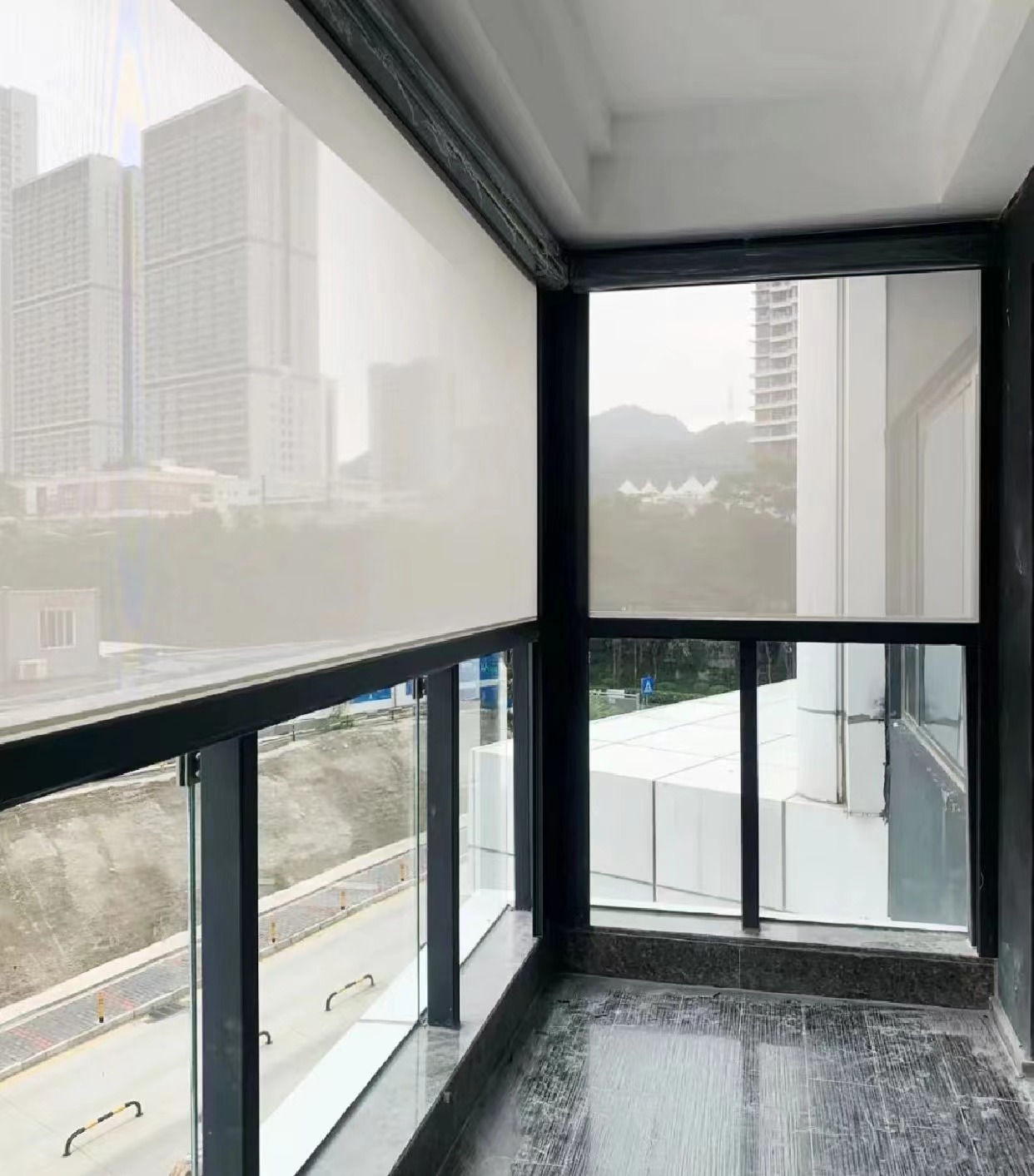  阳台防风卷帘