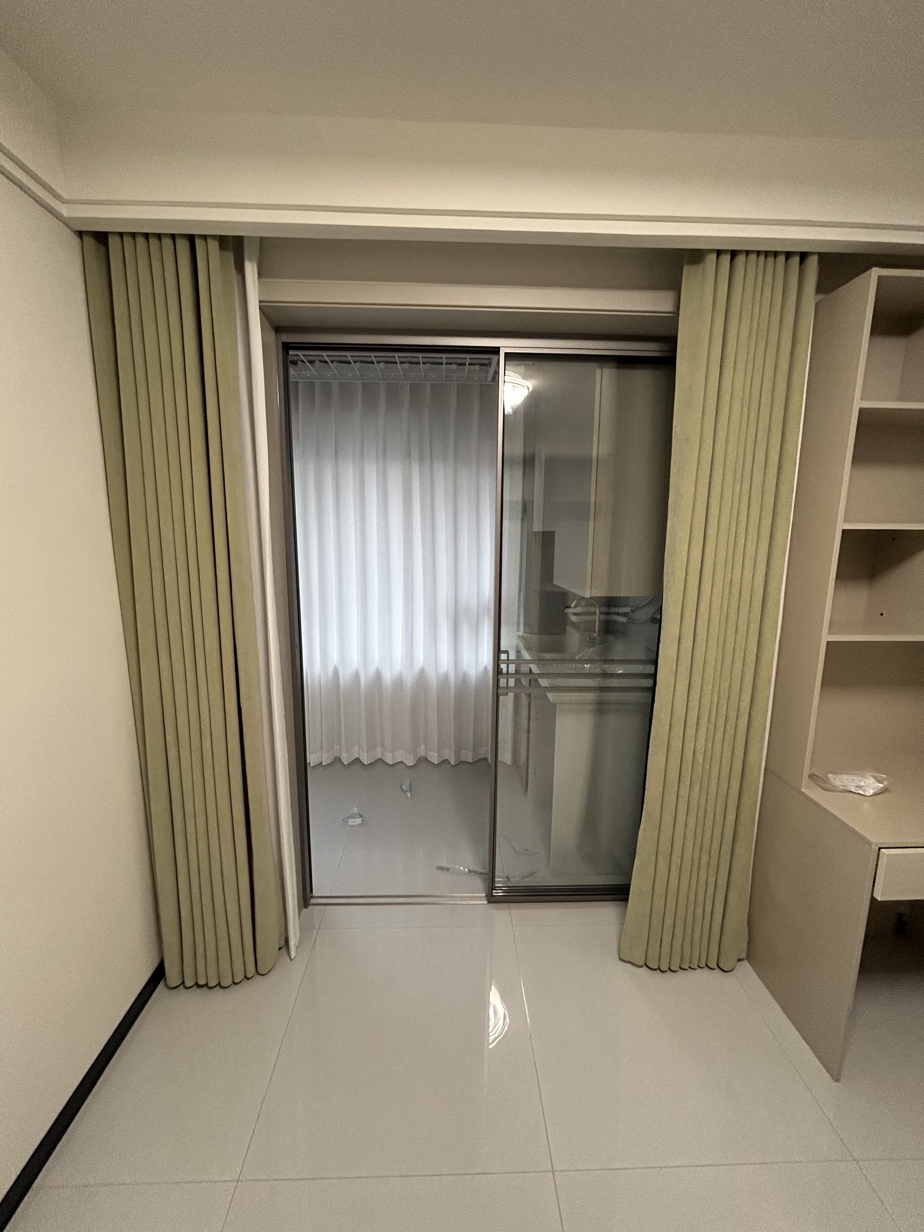 图 2(房间 / 阳台衔接区) 图 2(房间 / 阳台衔接区)