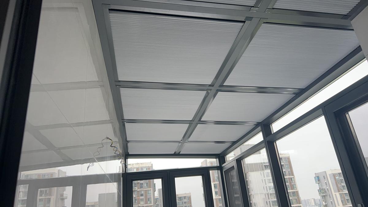 白色全遮光蜂巢帘