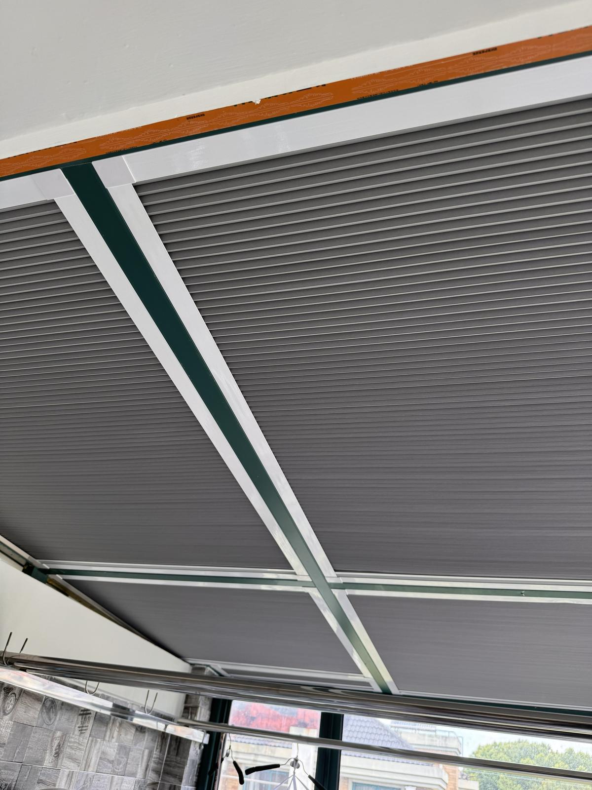 深灰色全遮光蜂巢帘