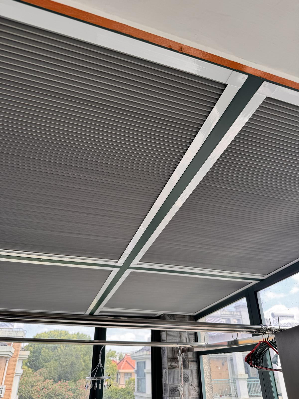 深灰色全遮光蜂巢帘