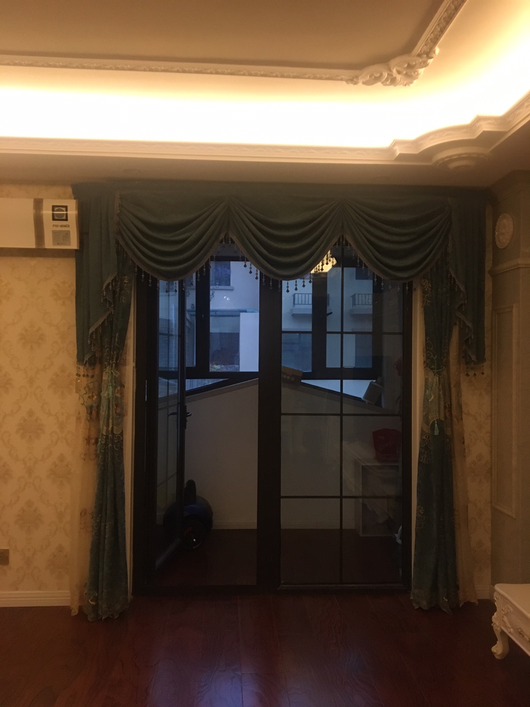 两款大气高档欧式客厅奢华窗帘安装_海口富娜窗帘(图2)