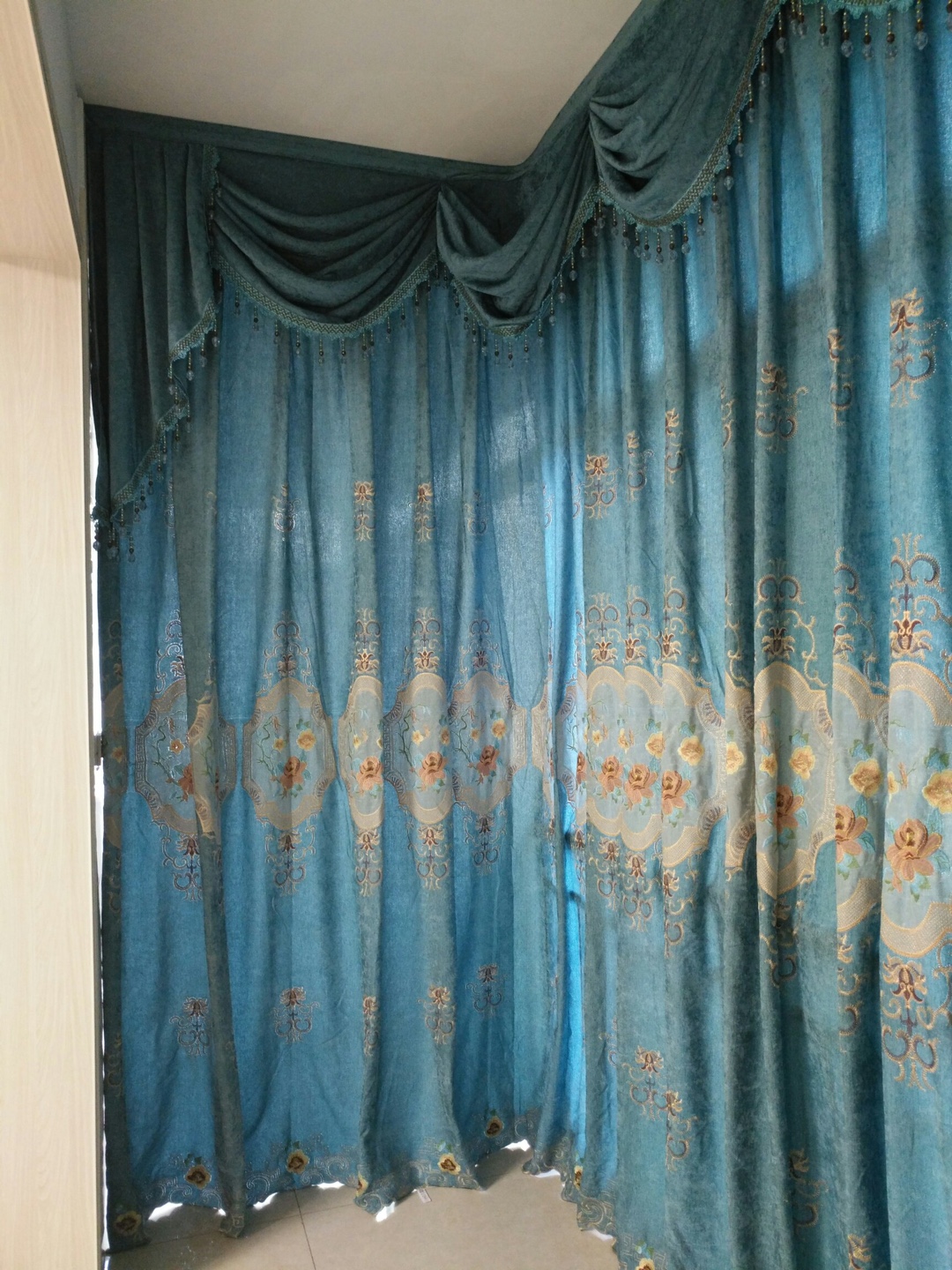 两款大气高档欧式客厅奢华窗帘安装_海口富娜窗帘(图3)