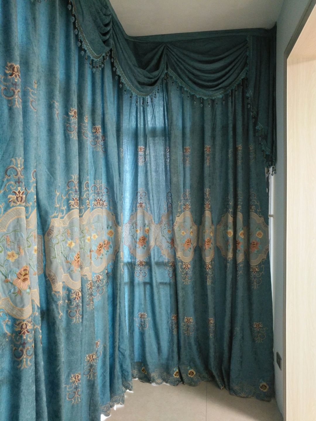 两款大气高档欧式客厅奢华窗帘安装_海口富娜窗帘(图4)
